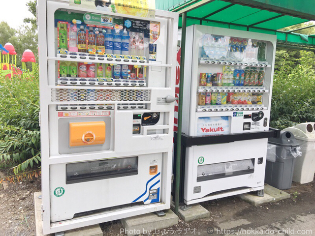 遊具の近くの自動販売機